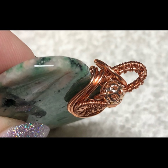 Pretty wire wrapped green heart stone - Picture 12 of 14